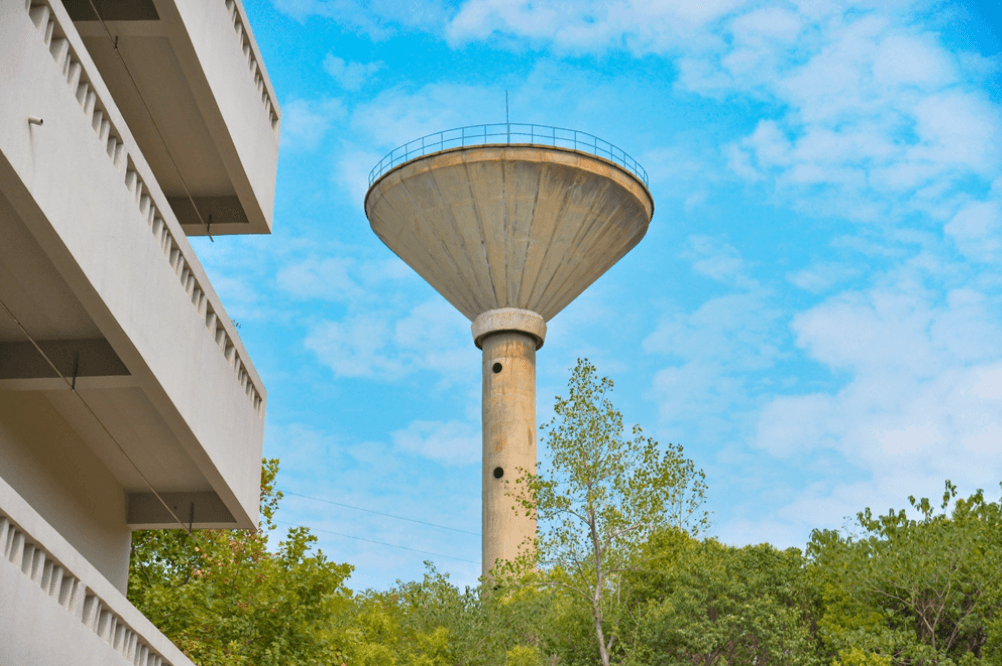 水塔结构示意图:高耸的水塔用于储存和调节水压